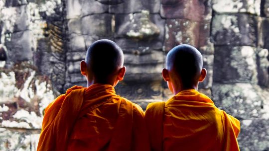 contemplating-monk-angkor-wat-siem-reap-cambodia-P3HVXTJ