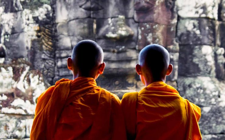 contemplating-monk-angkor-wat-siem-reap-cambodia-P3HVXTJ