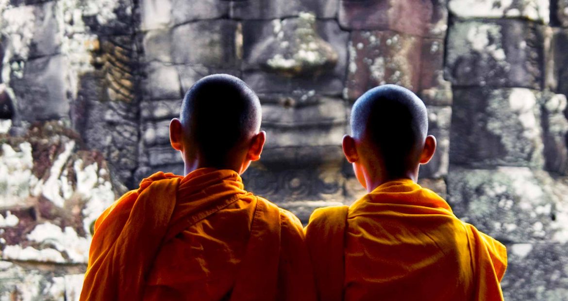 contemplating-monk-angkor-wat-siem-reap-cambodia-P3HVXTJ