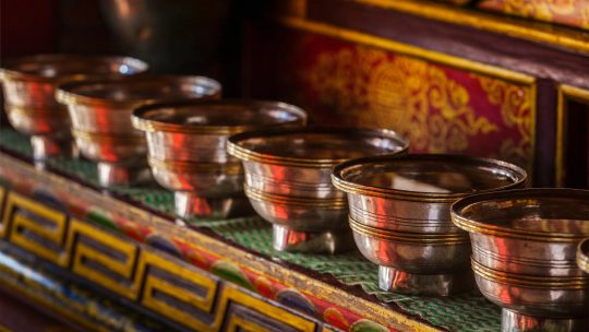 offerings-tibetan-water-bowls-in-lamayuru-gompa-CJSVBYP
