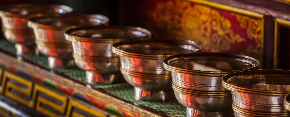 offerings-tibetan-water-bowls-in-lamayuru-gompa-CJSVBYP