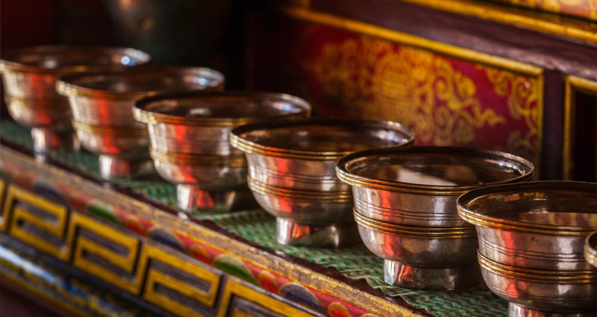 offerings-tibetan-water-bowls-in-lamayuru-gompa-CJSVBYP