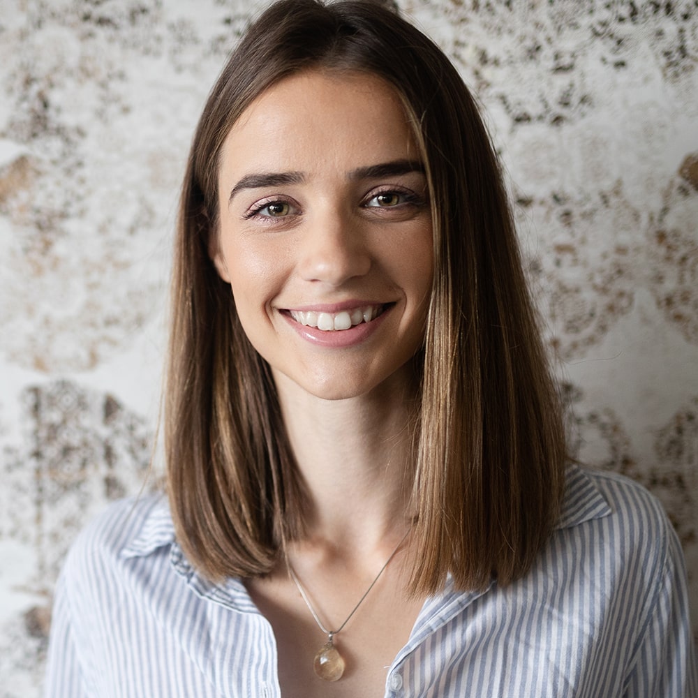 portrait-of-happy-smiling-young-businesswoman-EK4AWC8